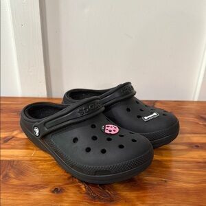 Crocs Black Lined Clogs w/ Jibbitz Ladybug Letter I